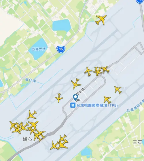 ▲桃園機場今早10時有多架飛機正排隊等待起飛，空中亦有許多飛機正在盤旋等待降落。（圖／翻攝自flightradar24）