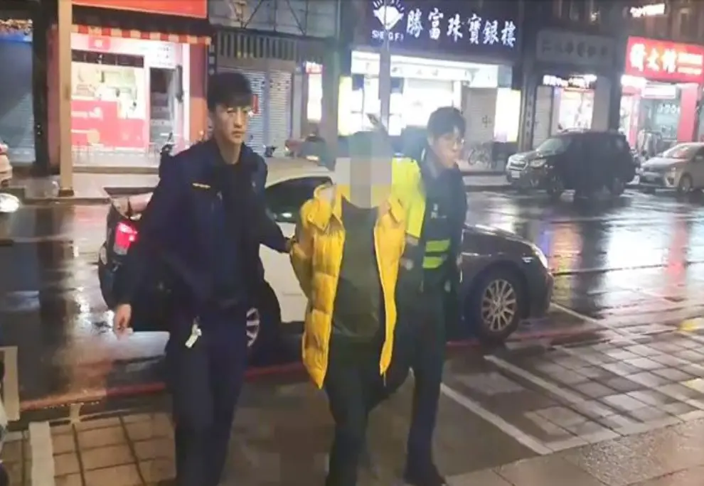 ▲新北無業的陳姓男子，見到5名少年在聊天，竟上前恐嚇要求5少年各交付200元，反遭嗆聲被丟擲玻璃瓶，雙方均被警方依法送辦。（圖／翻攝畫面）