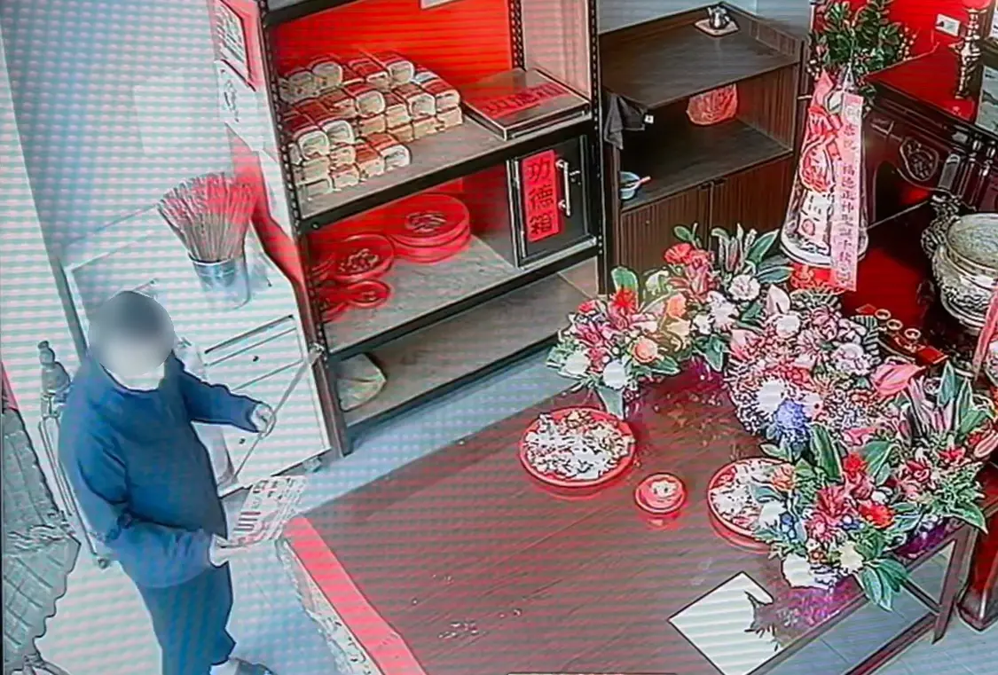 ▲蔡姓男子在土地公廟撿走上位香客遺留的刮刮樂(7圖/記者鄧力軍翻攝)