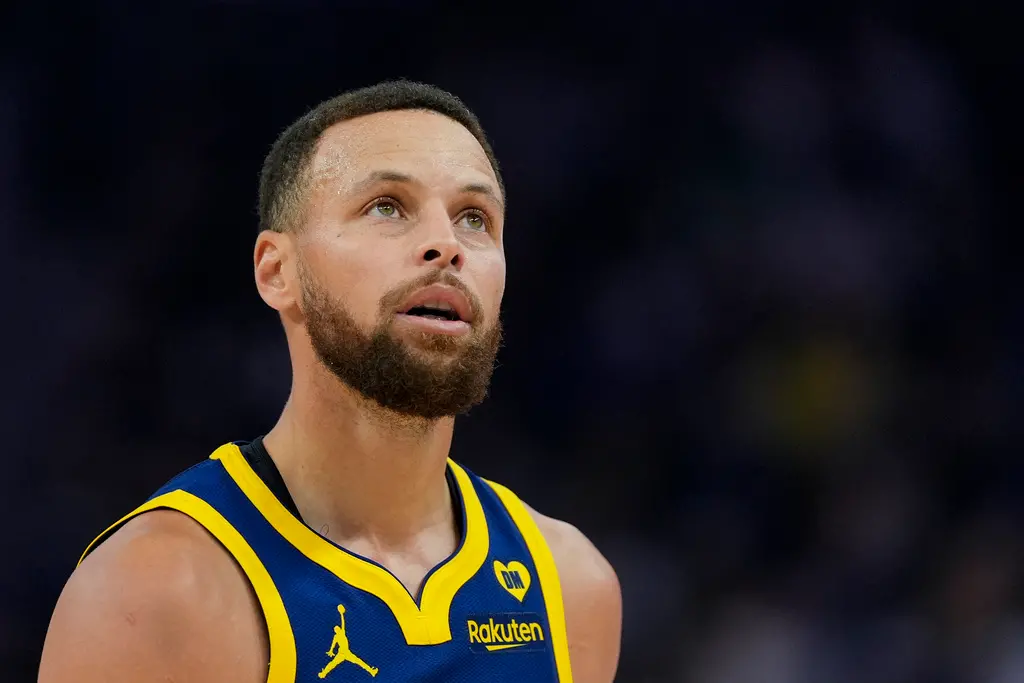 ▲勇士主帥Steve Kerr上一場讓球星Stephen Curry只出賽不到30分鐘，ESPN方面的資深媒體認為勇士已經對這一季開始有了其他的想法。（圖／美聯社／達志影像）