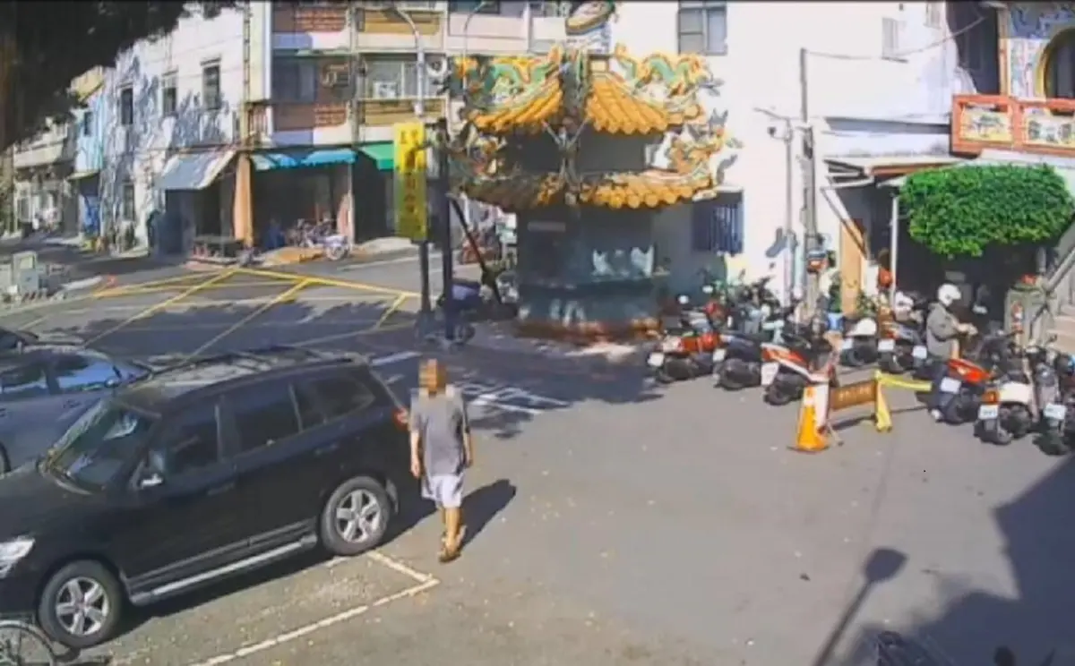 ▲一名婦人去拜拜，離開發現放在於機車內的包包不翼而飛，皮包內有先生醫藥費現金新台幣5萬元，警方調閱監視器查獲竊嫌時5萬元已花光光。(圖／記者郭凱杰翻攝)