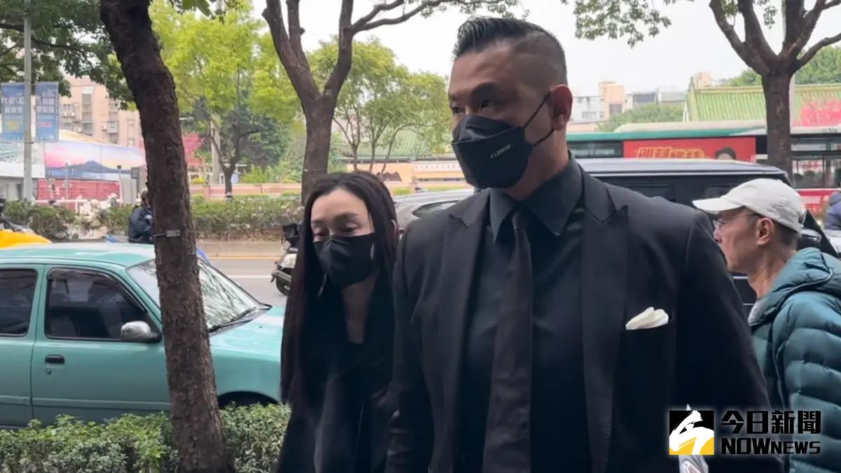 ▲陳建州（右）帶著許久未見、神隱長達4年之久的妻子范瑋琪現身，一同到好友小S的公公許慶祥靈堂致意。被問到未來何時再度出現？范瑋琪則輕聲地說：「我會加油！」（圖／記者詹鎰睿攝影）