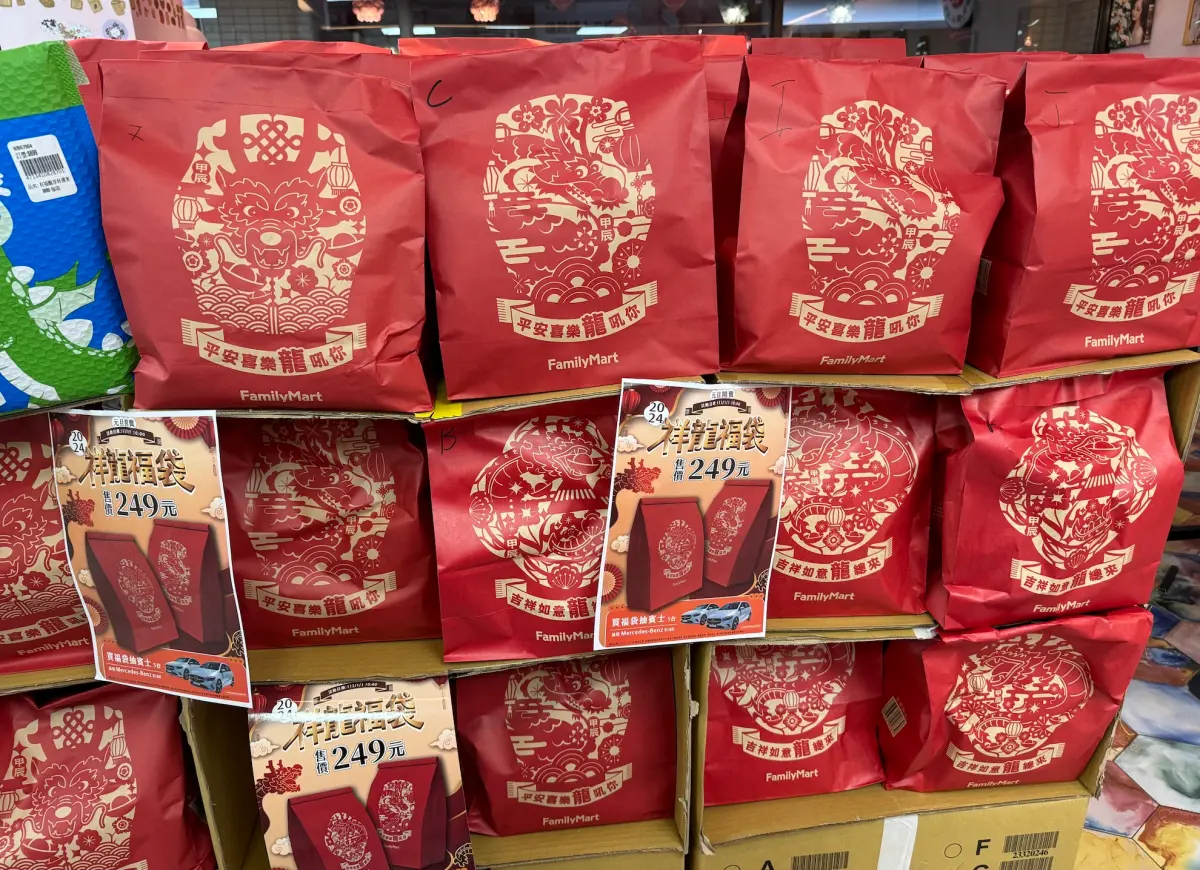 ▲全家福袋停賣倒數，店家祭出買1送1超殺優惠，庫存一鍵查，還有門市加送大罐鮮奶。（圖／記者鍾怡婷攝）