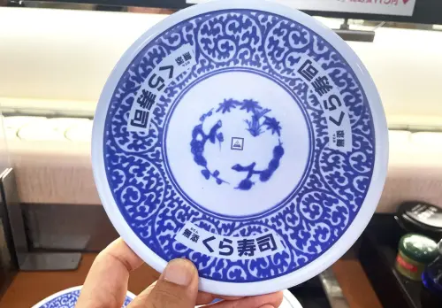▲日本的藏壽司也有一項針對盤子的都市傳說，就是店裡會有著超稀有的「神秘三角形」餐盤，中央不是數字，而是一個像金字塔、共濟會標誌的圖樣。（圖／取自otakuma新聞）
