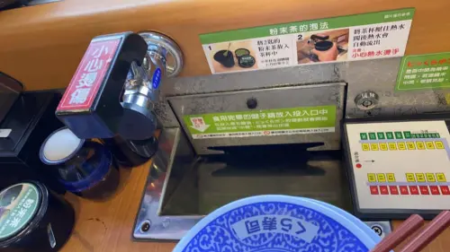 ▲藏壽司最獨特的賣點，就是只要顧客須將5個空盤投入回收槽內，就能獲得一次抽取扭蛋的機會。（圖／取自爆廢公社）