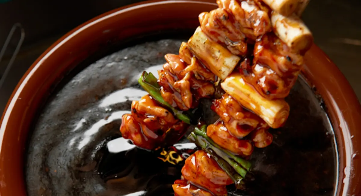 ▲大成集團與日本平價燒鳥居酒屋「鳥貴族」合資，預計在台灣「三年開出25家鳥貴族」、透露「不開在西門町」原因；並曝光2原因影響在台售價略高於日本。（圖／翻攝自鳥貴族YAKITORIYA TORIKIZOKU FB）