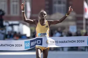 ▲肯亞選手基普魯托（Benson Kipruto）跑出大會新紀錄2小時2分16秒，拿下東京馬拉松第一名。（圖／美聯社／達志影像）