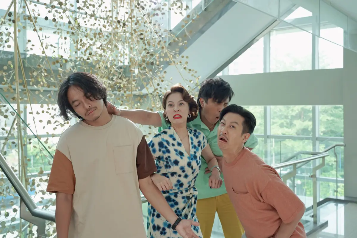 ▲《我的婆婆怎麼那麼可愛2》王少偉（右二）愛發出怪老頭的聲音，害楊銘威（左起）、蘇晏霈、Darren頻頻NG。（圖／公共電視提供）