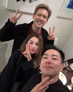 ▲關智斌(後起)、阿Sa與周子駒開心聚餐。(圖/阿Sa Instagram) ▲關智斌(後起)、阿Sa與周子駒開心聚餐。(圖/阿Sa Instagram)