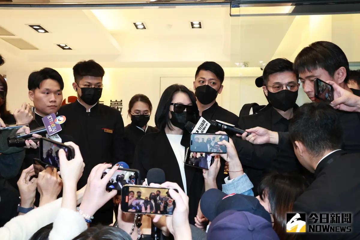 ▲小S頂著白髮憔悴露面，並鞠躬致謝好友、媒體們關心，「相信我公公在天堂會感到非常欣慰！」（圖／記者吳翊緁攝影）