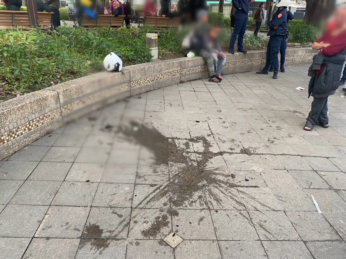 ▲兩名男子在四維公園飲酒，過程中突爆口角，71歲的男子敲破空酒瓶，向41歲的受害人攻擊，導致他背部受到撕裂傷。（圖／翻攝畫面）