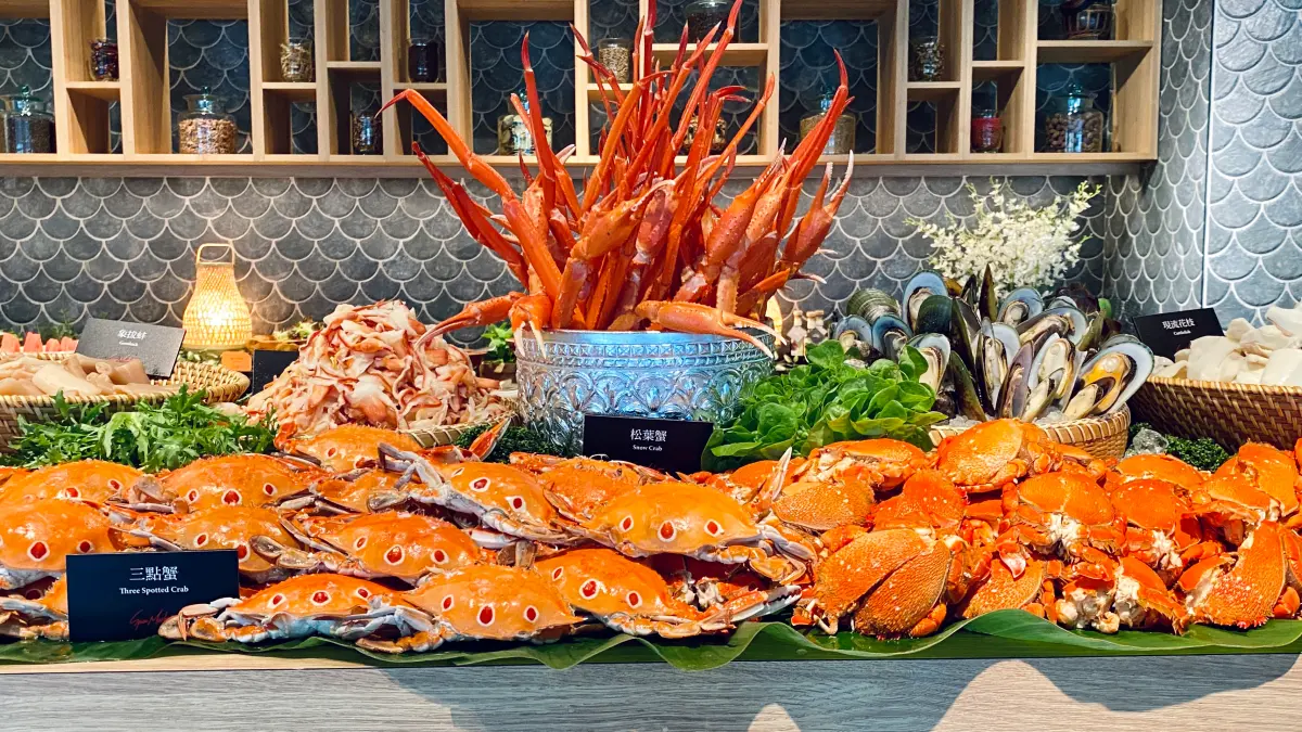 ▲全台唯一泰式海鮮吃到飽自助餐，「泰市場」大直英迪格酒店重新開幕祭「9折優惠」！大啖松葉蟹腳、泰國蝦等90多道菜色，最便宜平日午餐每人1380元起，菜單、價格、餐期一覽。（圖／記者蕭涵云攝）
