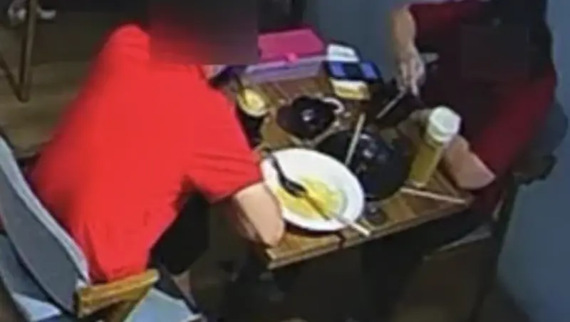 ▲馬來西亞一對顧客因不滿喝外帶飲料被制止，故意把店家的桌面弄髒，並在谷歌留下負評。（圖／翻攝自中國報）