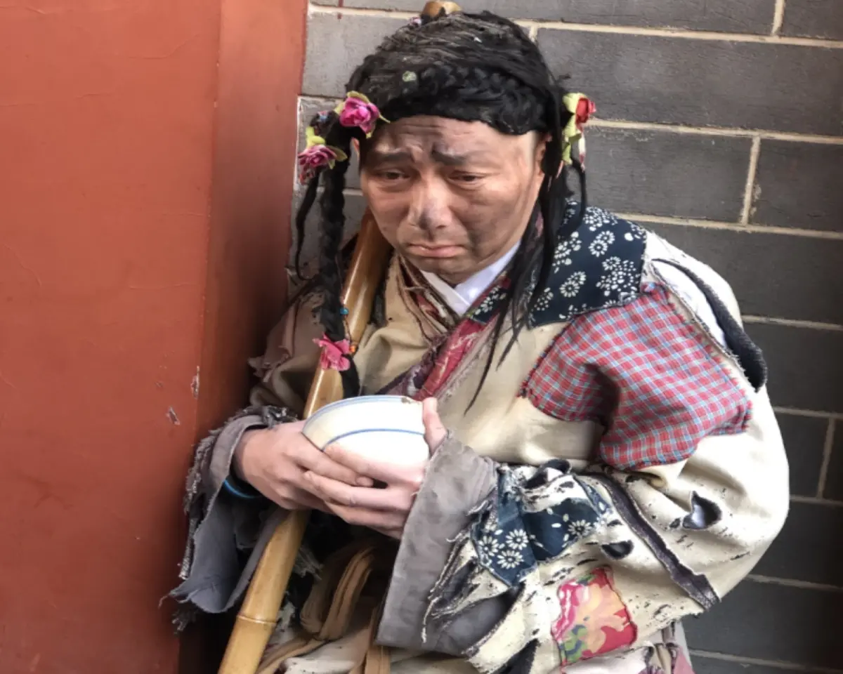 ▲中國河南的清明上河園景區，有1名頗受遊客歡迎的「乞丐演員」李金剛。（圖／翻攝自九派新聞）