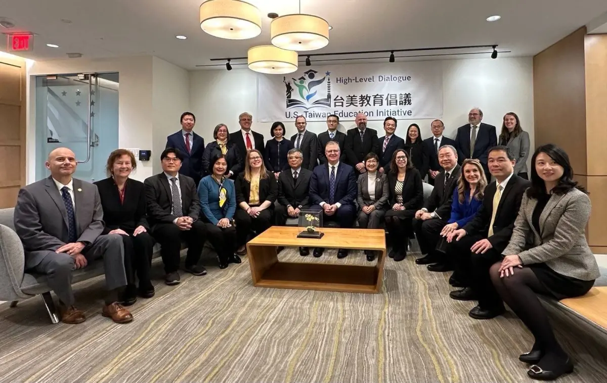 ▲「台美教育倡議」第四次高層對話於華府與會人員合影。我方出席代表包括我國駐美國代表俞大㵢大使、僑務委員會委員長徐佳青及教育部政務次長劉孟奇等；美方由國務院亞太助卿康達（Daniel_Krintenbrink）及美國在台協會（AIT）主席羅森柏格（Laura_Rosenberger）偕國務院及教育部等代表與會。（圖／外交部提供）