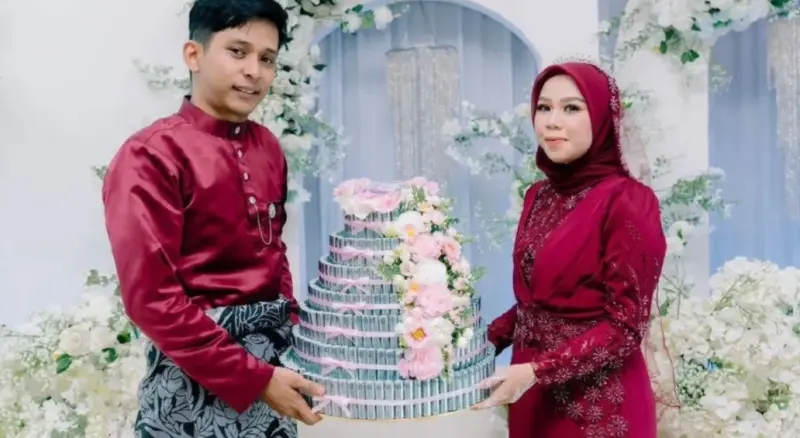 ▲ 馬來西亞一名新郎特意準備了五萬令吉的「真鈔蛋糕」送給未婚妻。（圖／翻攝自臉書）