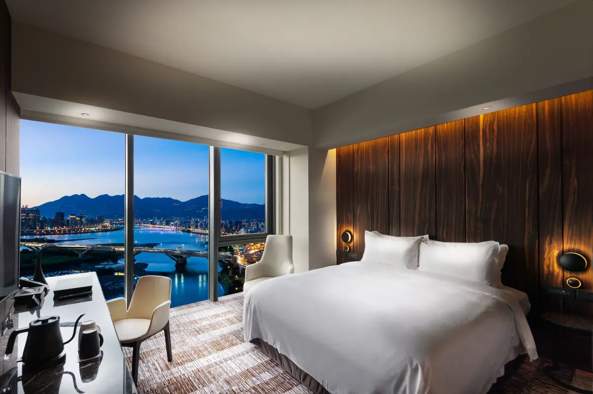 ▲萬豪酒店集團又有新飯店於台灣開幕，臺北宿之酒店·臻品之選 插旗西門町的淡水河畔，最大賣點即是部分房型可看到淡水河美景。（圖／臺北宿之酒店·臻品之選提供）