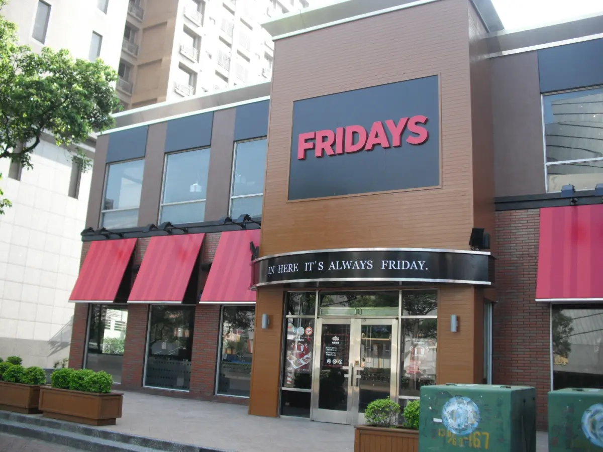 ▲桃園人要哭哭了！17年歷史的TGI FRIDAYS桃園餐廳，3月24日結束營業，開展餐飲集團祭出「17慶畢業」4大優惠歡送時代眼淚。（圖／開展餐飲集團提供）