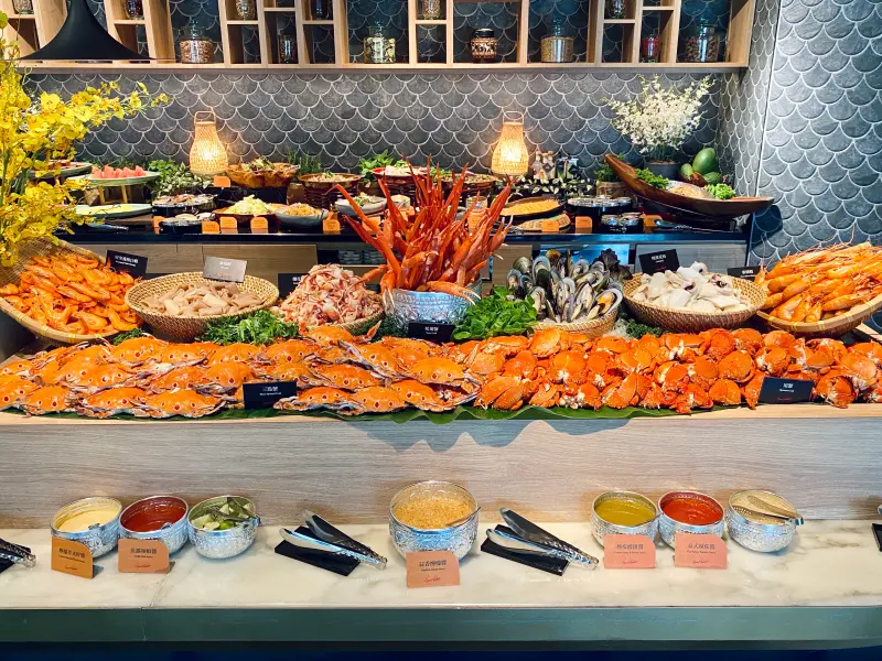 ▲buffet餐廳種類眾多，有日式、泰式、港式等，各種料理選擇成為許多人相約親朋好友聚餐的首選之地，但你聽過buffet提供生魚片卻不給醬油、芥末的嗎？（圖／記者蕭涵云攝）