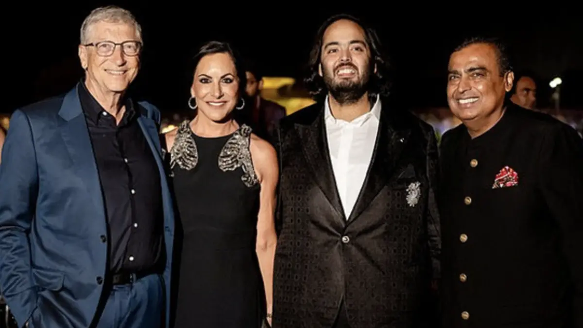 ▲比爾蓋茲和女友出席亞洲首富小兒子的婚禮派對。（圖／翻攝自臉書）