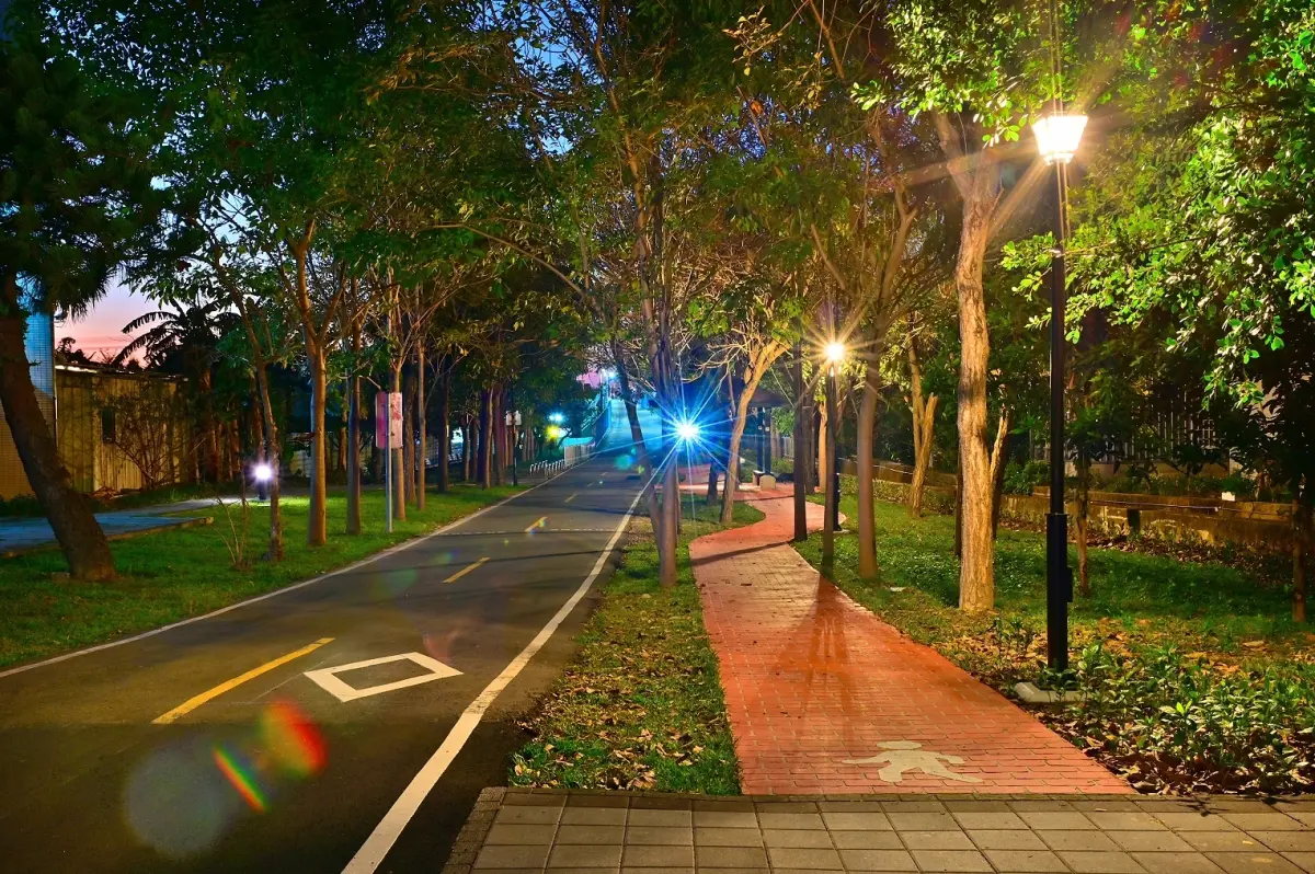 ▲潭雅神綠園道社南站36k人行道及景觀燈(圖／觀旅局提供2024.3.5)