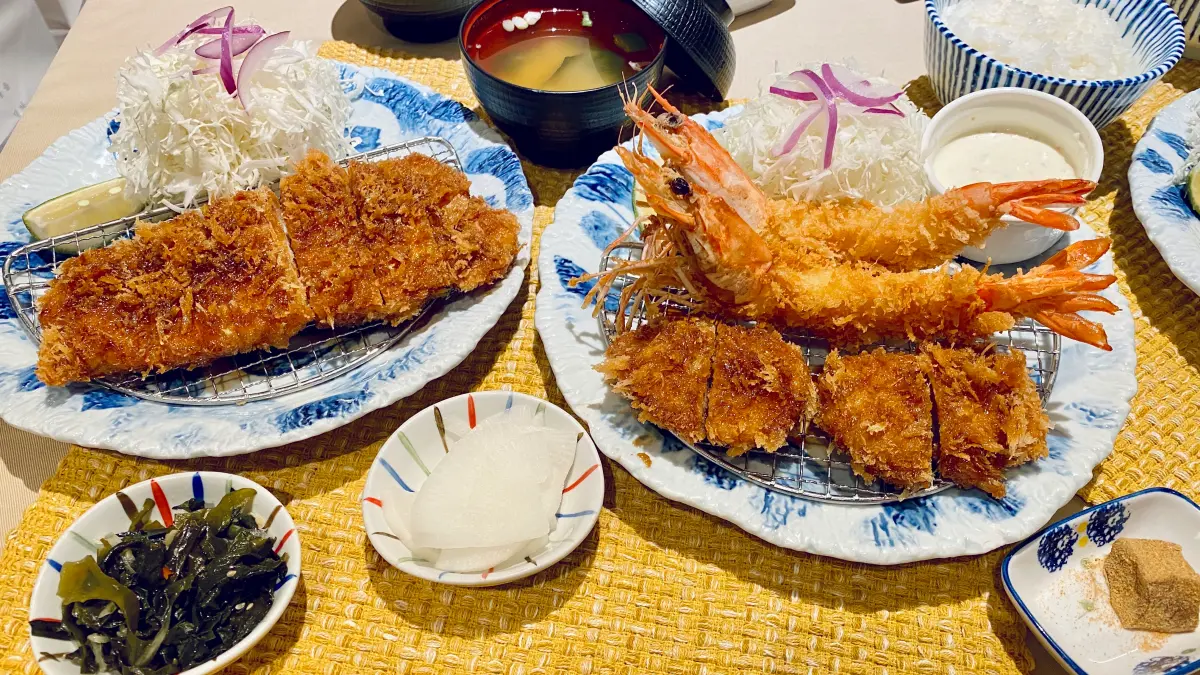 ▲王座國際餐飲宣布韓國「KYOCHON1991橋村炸雞」3月推出不刷醬新口味「椒鹽脆皮」，並攜手「銀座杏子日式豬排」、「京都勝牛」三方聯名，熱烈開吃招牌「蜂蜜洋釀」最強炸豬排。（圖／記者蕭涵云攝）