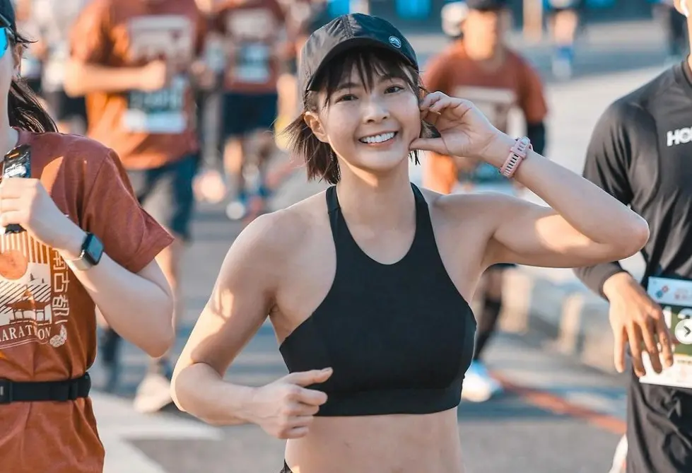  ▲台灣年度路跑盛事「萬金石馬拉松」17日登場，女星「小豬」黃沐妍擔任賽事領跑暨掛牌人員，將首次挑戰10公里挑戰馬。（圖／取自黃沐妍IG）