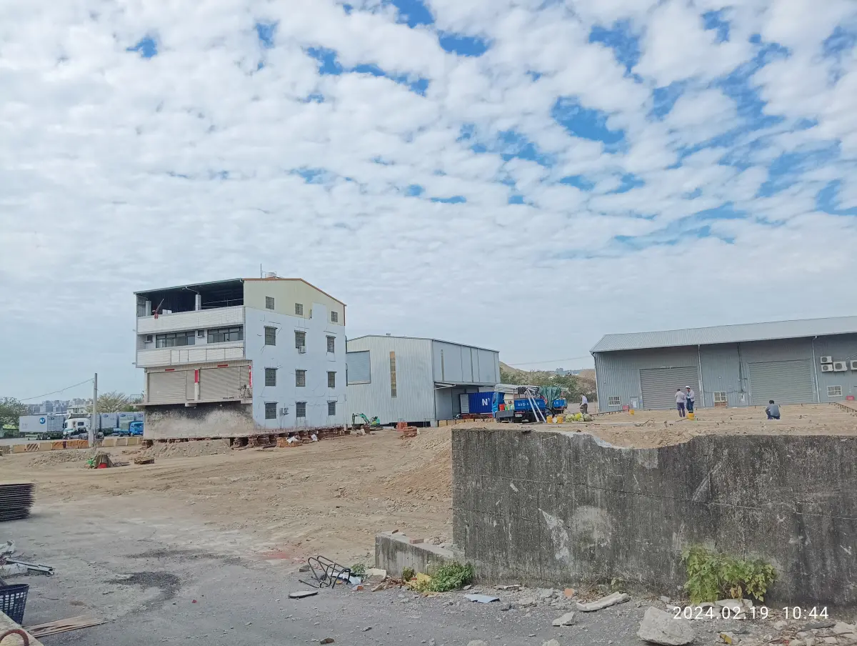 ▲屋主配合施工期程進行透天厝遷移(圖／建設局提供2024.3.5)