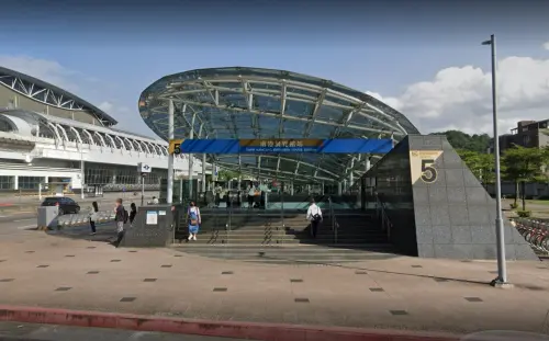 ▲民眾指出昨天下午在南港展覽館站遭一名男子潑灑不明液體，警方調查後，發現另名女子在5號出口也同樣受害。（示意圖／翻攝google地圖）