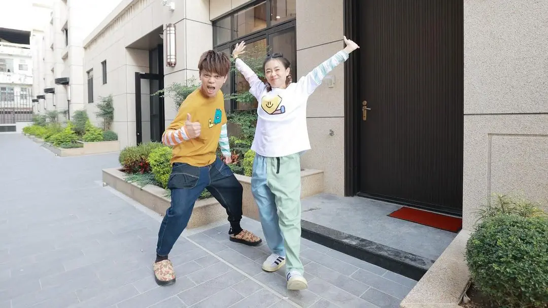 ▲蔡阿嘎（左）與二伯（右）在YouTube上開箱二伯娘家北港的「6層樓夢幻透天」，二伯透露整棟透天6層樓重新裝潢後花了約600萬，蔡阿嘎聽後直呼便宜。（圖／翻攝自蔡阿嘎IG）