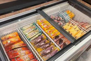 ▲千葉火鍋令人驚豔的冰品櫃，通路熱銷冰品任你吃到飽，有些店家還有霜淇淋、哈根達斯冰淇淋也都是隨便客人吃。（圖/Google評價）