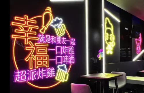 ▲超派炸雞新竹巨城店今日在臉書粉專無預警發文宣布收店消息。(圖/翻攝自「超派炸雞新竹巨城店」臉書粉專) ▲超派炸雞新竹巨城店鬧出「倒廢油進水溝」的爭議後,開幕8個月就收店。(圖/翻攝自「超派炸雞新竹巨城店」臉書粉專)