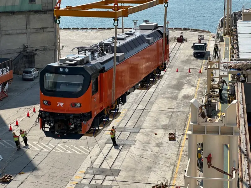 ▲台鐵公司今（5）日晚間表示，又有三輛新購E500型電力機車（E504、E505、E506）再運達花蓮港。（圖／台鐵提供）