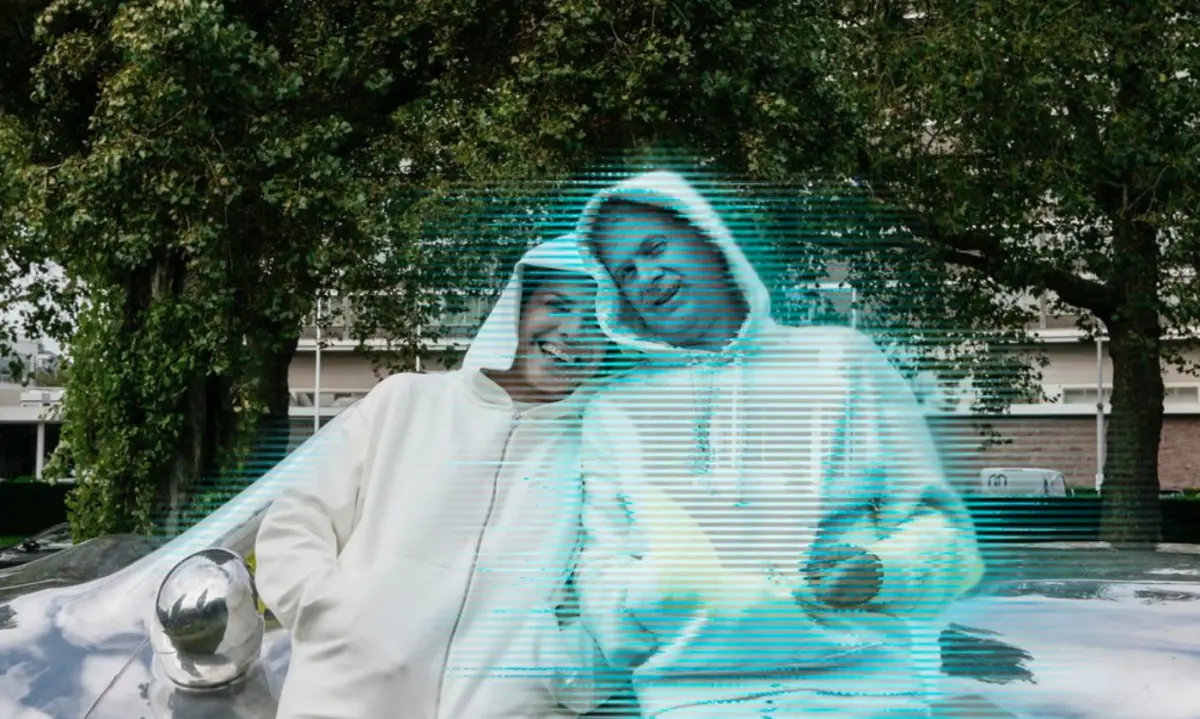 ▲第一位和AI全像攝影（Holography）結婚的女人出現了，這位西班牙藝術家從中嘗試探索與突破人工智慧時代下，愛情、親密與身份的界限。（圖／擷取自hybridcouples官方IG）