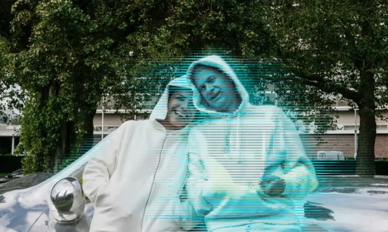 ▲第一位和AI全像攝影(Holography)結婚的女人出現了,這位西班牙藝術家從中嘗試探索與突破人工智慧時代下,愛情、親密與身份的界限。(圖/擷取自hybridcouples官方IG)
