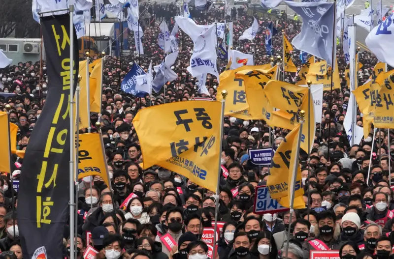 ▲由於韓國政府執意擴招醫學院學生,引起醫界不滿,大批實習和住院醫生發動罷工抗議。(圖/美聯社/達志影像)