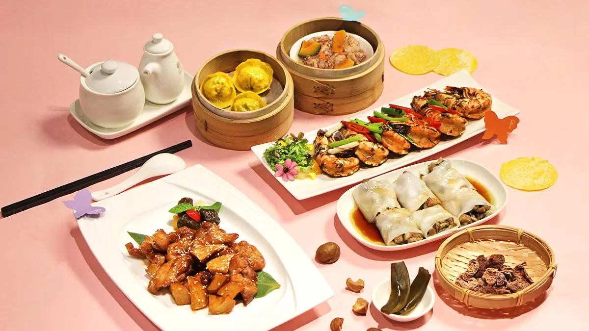 ▲麗尊酒店3樓芙悅軒&湘粵料理推出多道春季限定料理，包含「甘菊梅金瓜雞」、「剝皮香辣餃」等。（圖／麗尊集團提供）