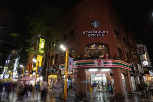 ▲全家、7-11響應「Earth Hour 關燈一小時」活動，全台超過萬間門市「集體關燈」。（示意圖／7-11提供）