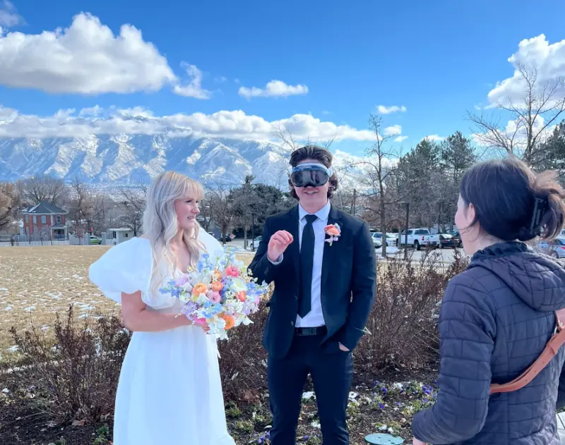 ▲美國加州一名軟體工程師竟然堅持戴著Vision Pro結婚，就連拍攝婚紗照時，也不打算取下。（圖／擷取自Jacob Wright X平台）