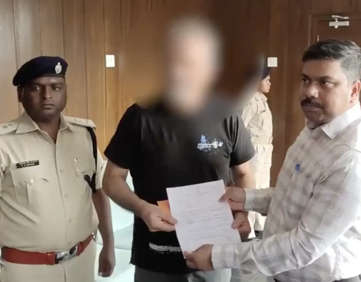 ▲拉丁裔重機網美日前與老公在印度旅遊時，慘被性侵、毆打，目前當地警方已將8名涉案人士全逮捕歸案，更獻上慰問金支票，畫面曝光卻反挨轟是在作秀。（圖／翻攝自X）