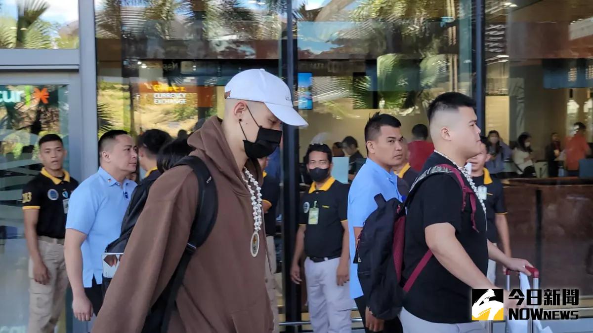 ▲新北國王隊球員、教練團和工作人員也已經於中午12點左右抵迪菲律賓宿霧麥克坦島（Mactan Island）備戰東超賽事，華裔球星林書豪戴著口罩低調快速上車抵達，當地也準備了盛大的迎賓舞團來歡迎國王隊。（圖／記者黃建霖攝）