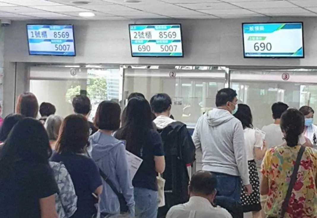 ▲台灣出現藥師人才荒，各地醫院紛紛出現大排長龍的領藥人潮。（示意圖／藥師群版主曹文興提供）