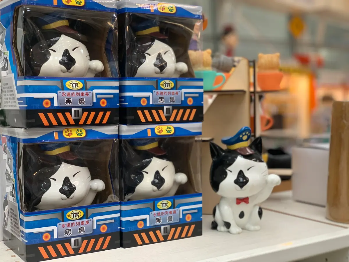 ▲新烏日站店內還擺放不少「永遠的列車長黑鼻」公仔。（圖／記者顏幸如攝，2024.03.06）