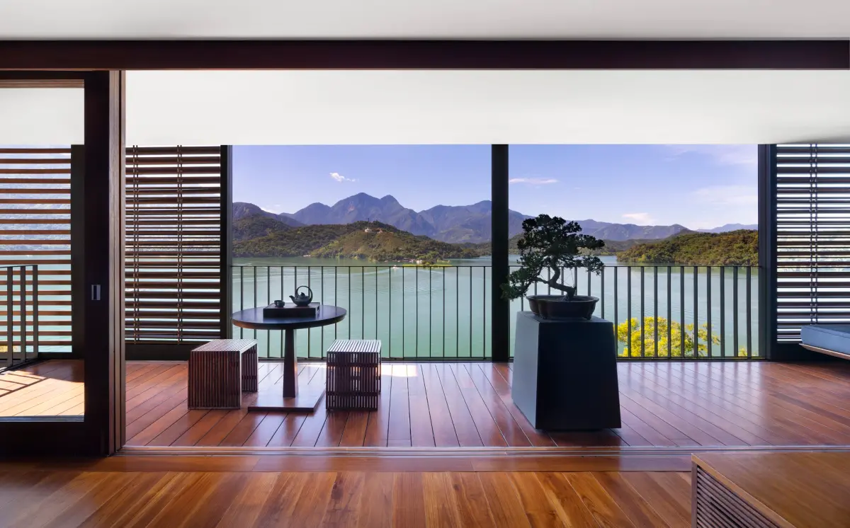 ▲涵碧樓客房最大賣點是可看見日月潭的湖景美色，住一晚住宿加餐飲約是2.5萬，去（2023）年住房率卻近9成。（圖／涵碧樓提供）