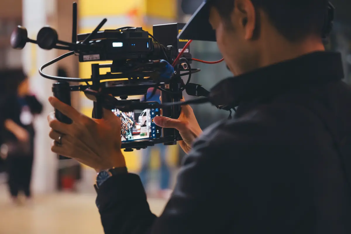 ▲iPhone 15 Pro Max 提供5 倍光學變焦，應用在汽車追逐中，攝影機能夠快速放大主角緊張而戲劇性的面部表情。（圖／官方提供）