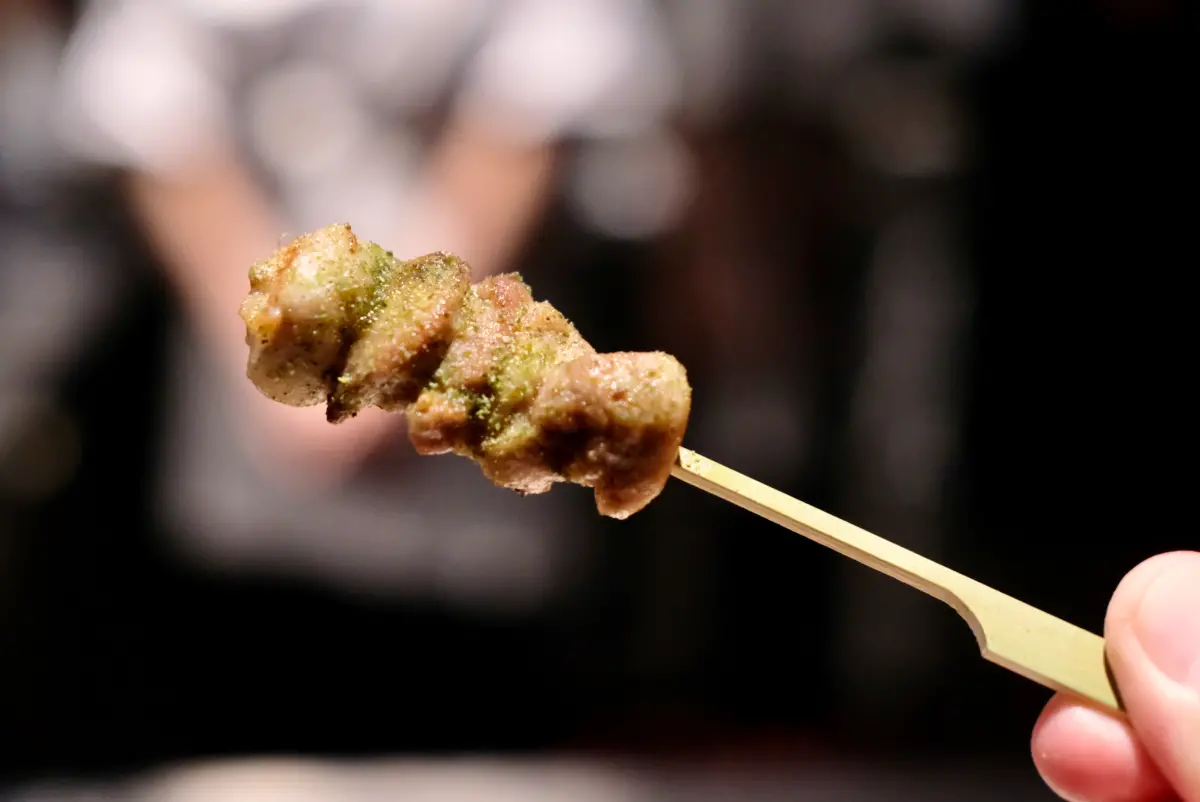 ▲鳥哲開業10年，是首家供應精準分切出逾30種雞肉部位品項的燒鳥專門店，今年硬體軟體升級，並以西餐「Tasting Menu」（品味菜單）概念推出全新套餐制菜單，還結合全台在地優質好食材。（圖／記者葉盛耀攝）