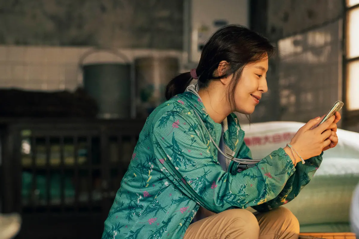 ▲劉品言在《莎莉》中飾演養雞農婦惠君，玩交友軟體暈船法國型男；李英宏自稱「土城金城武」配對失敗連連。（圖／伯樂影業）