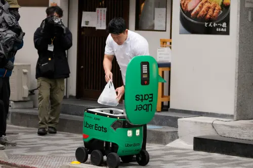 ▲日本Uber Eats推出「機器人外送」服務。（圖／美聯社／達志影像）