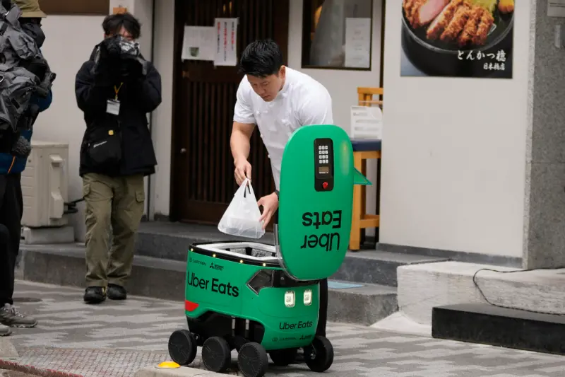 ▲這台機器人內部裝設保溫空間,避免食物碰撞外溢並能維持餐點溫度。(圖/美聯社/達志影像)