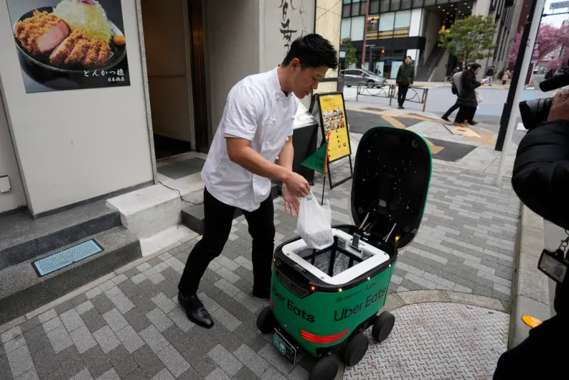 ▲餐點送達後,使用者只要輸入密碼就能自動取餐,在疫情後也落實「取餐零接觸」的方針。(圖/美聯社/達志影像)